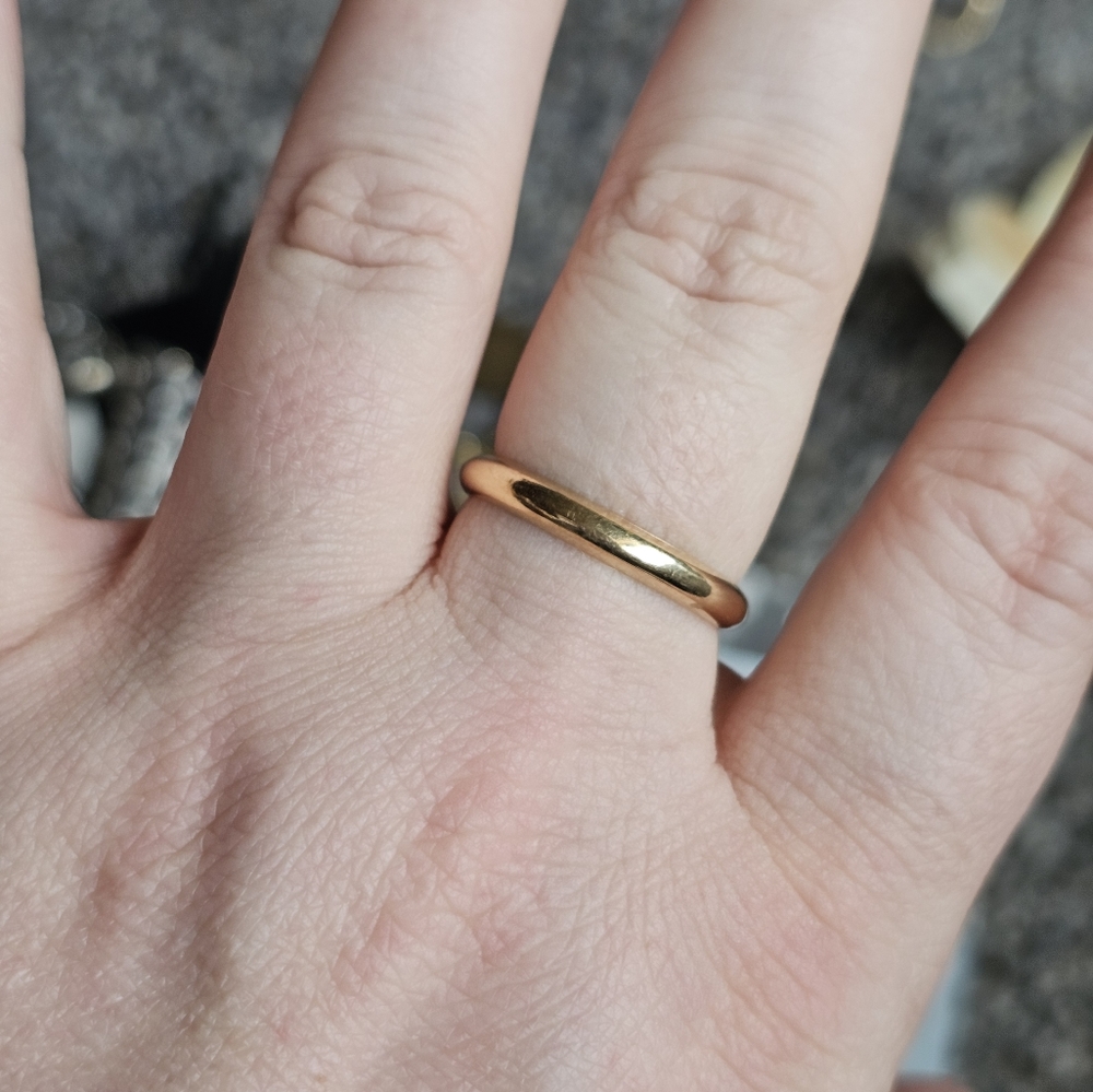 14k ring that opens and closes. Size 10. Opens and closes for those with larger